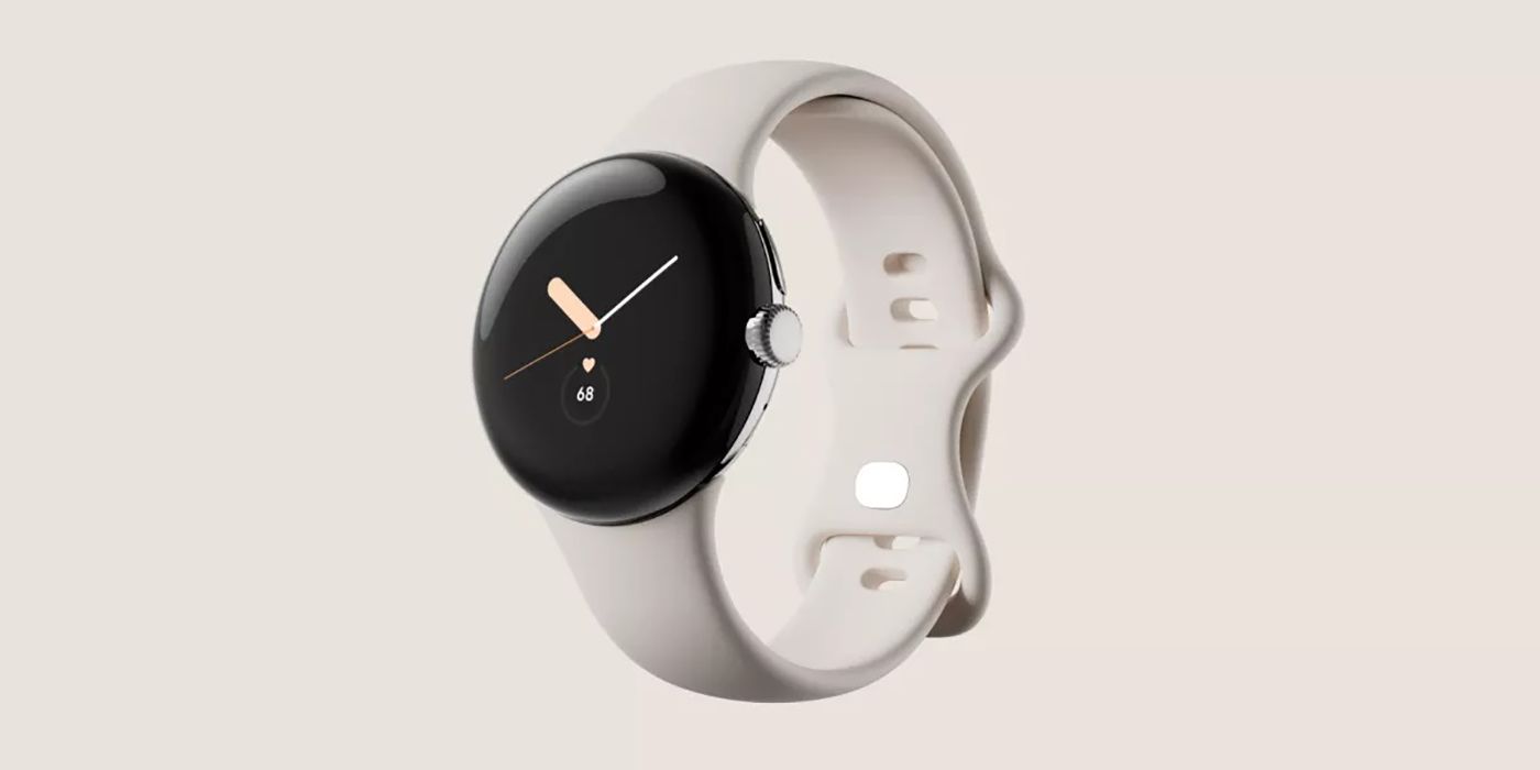 La Google Pixel Watch affiche un cadran de montre analogique sur fond beige.