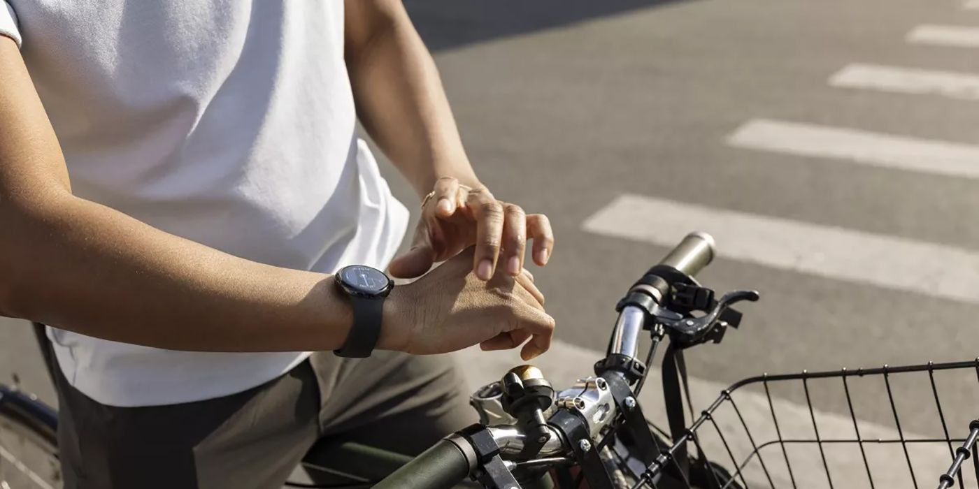 Un homme à vélo avec la Google Pixel Watch.