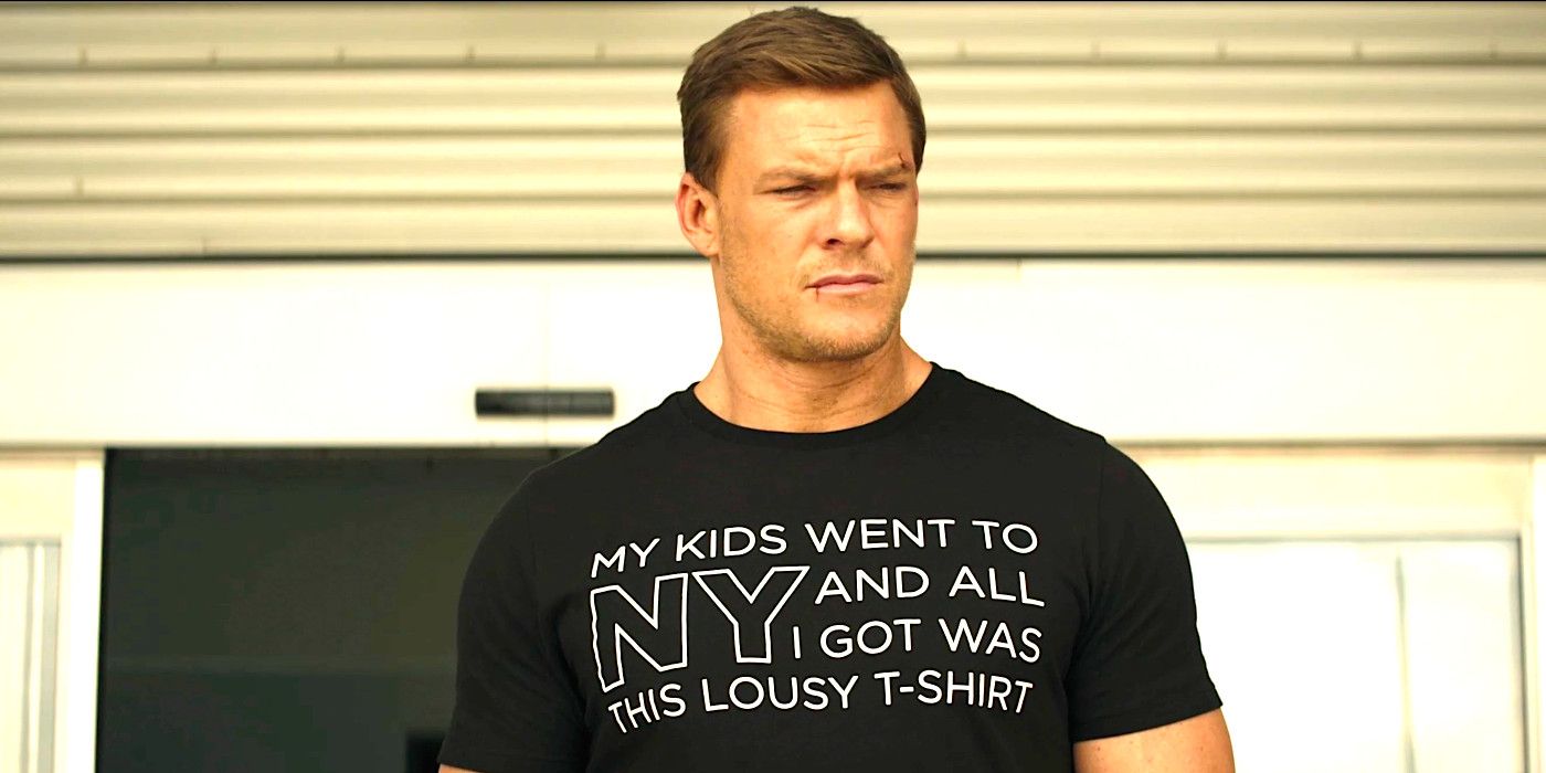 Alan Ritchson as Jack Reacher in Reacher season 1 wearing a funny shirt that says 