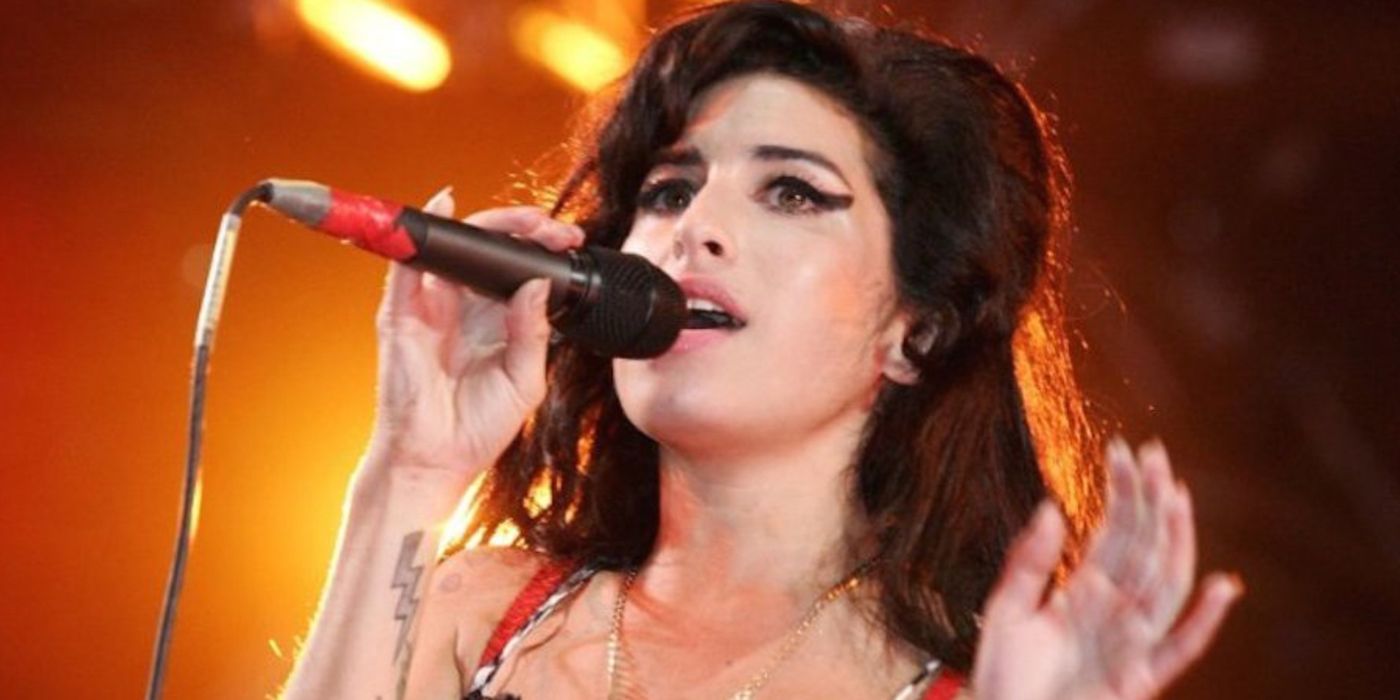 10 detalles más importantes de Back To Black Leaves Out y cambios sobre la verdadera historia de Amy Winehouse