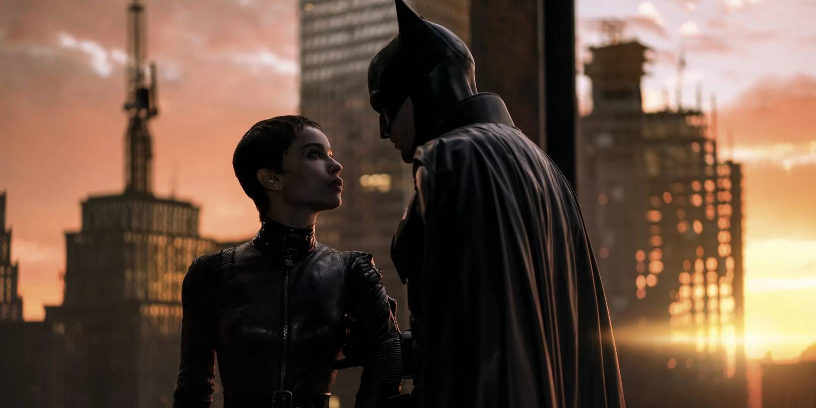 Batman e Catwoman sul tetto in The Batman