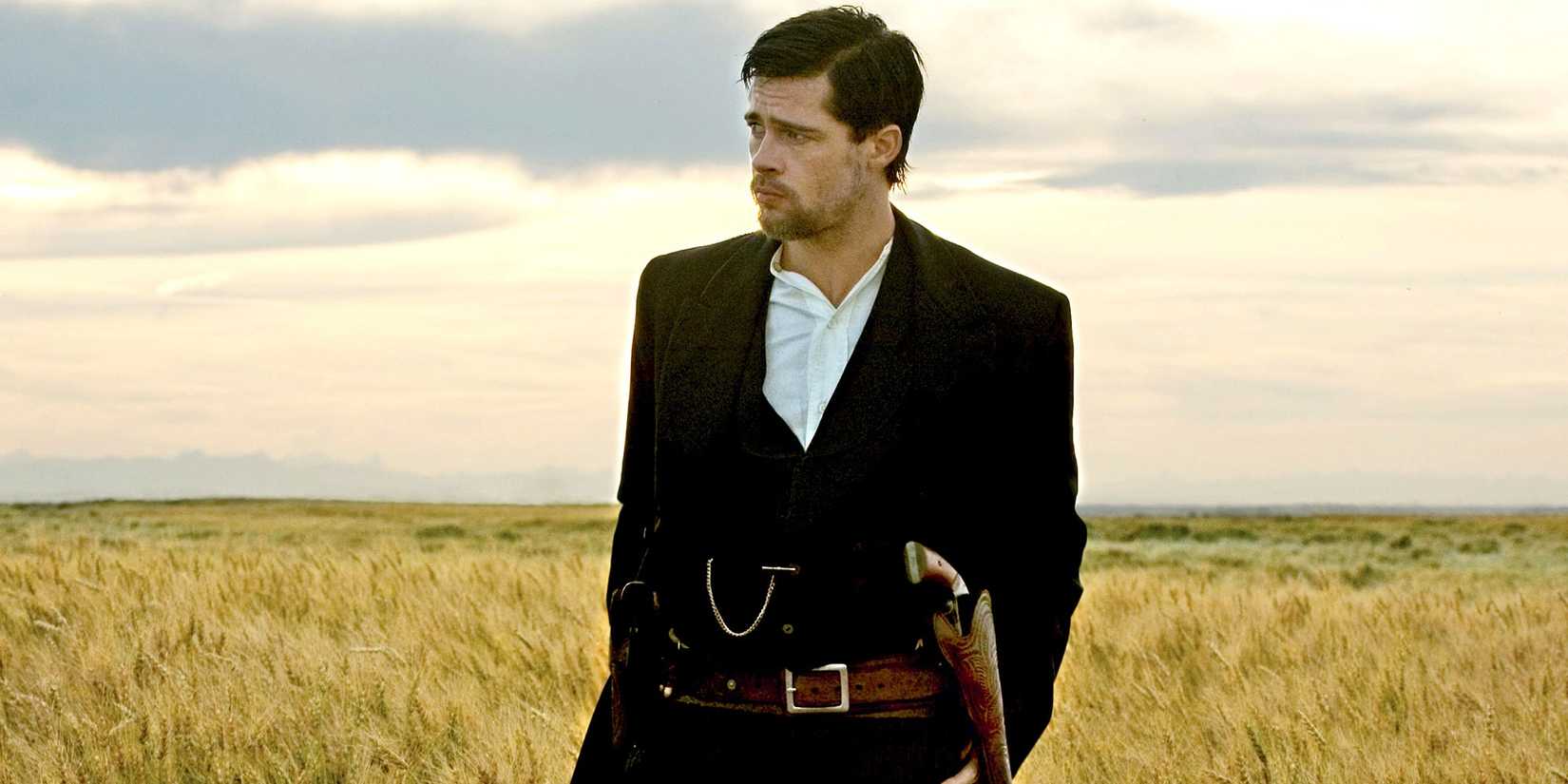 Brad Pitt stands in a field in The ᴀssᴀssination Of Jesse James By The Coward Robert Ford