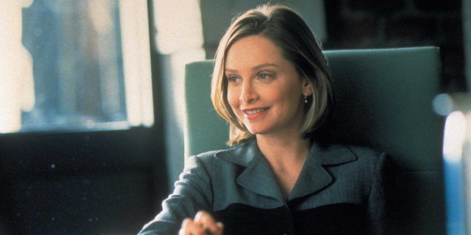 Calista Flockhart como Ally McBeal sorrindo em Ally McBeal