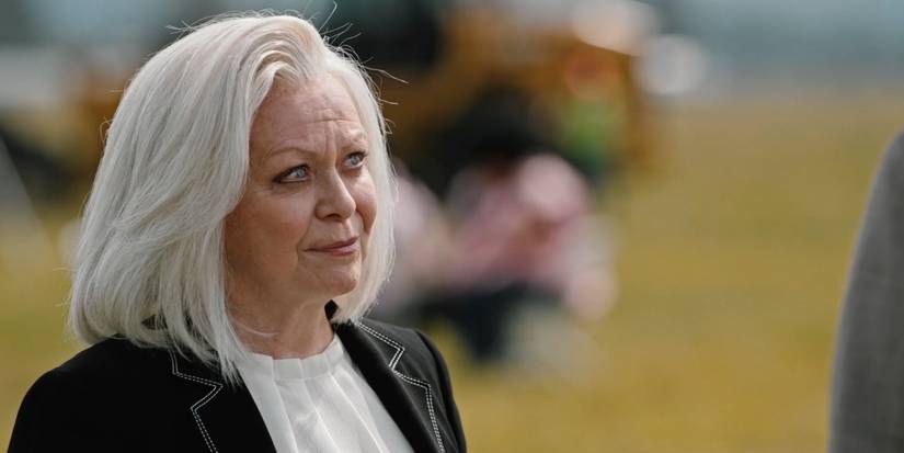 Jacki Weaver como Caroline Warner em Yellowstone