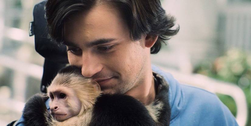 Чарли Роу и обезьяна-капуцин Али в фильме "GIGI & NATE"