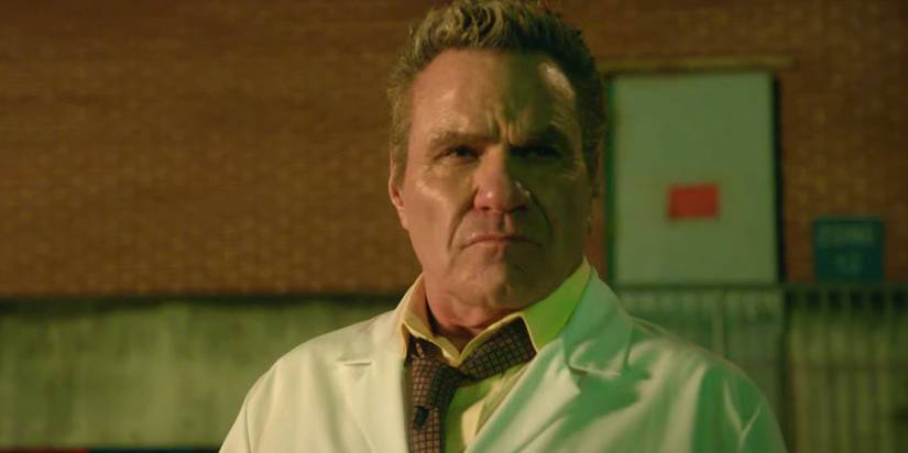 Крес злобно смотрит в *Cobra Kai*