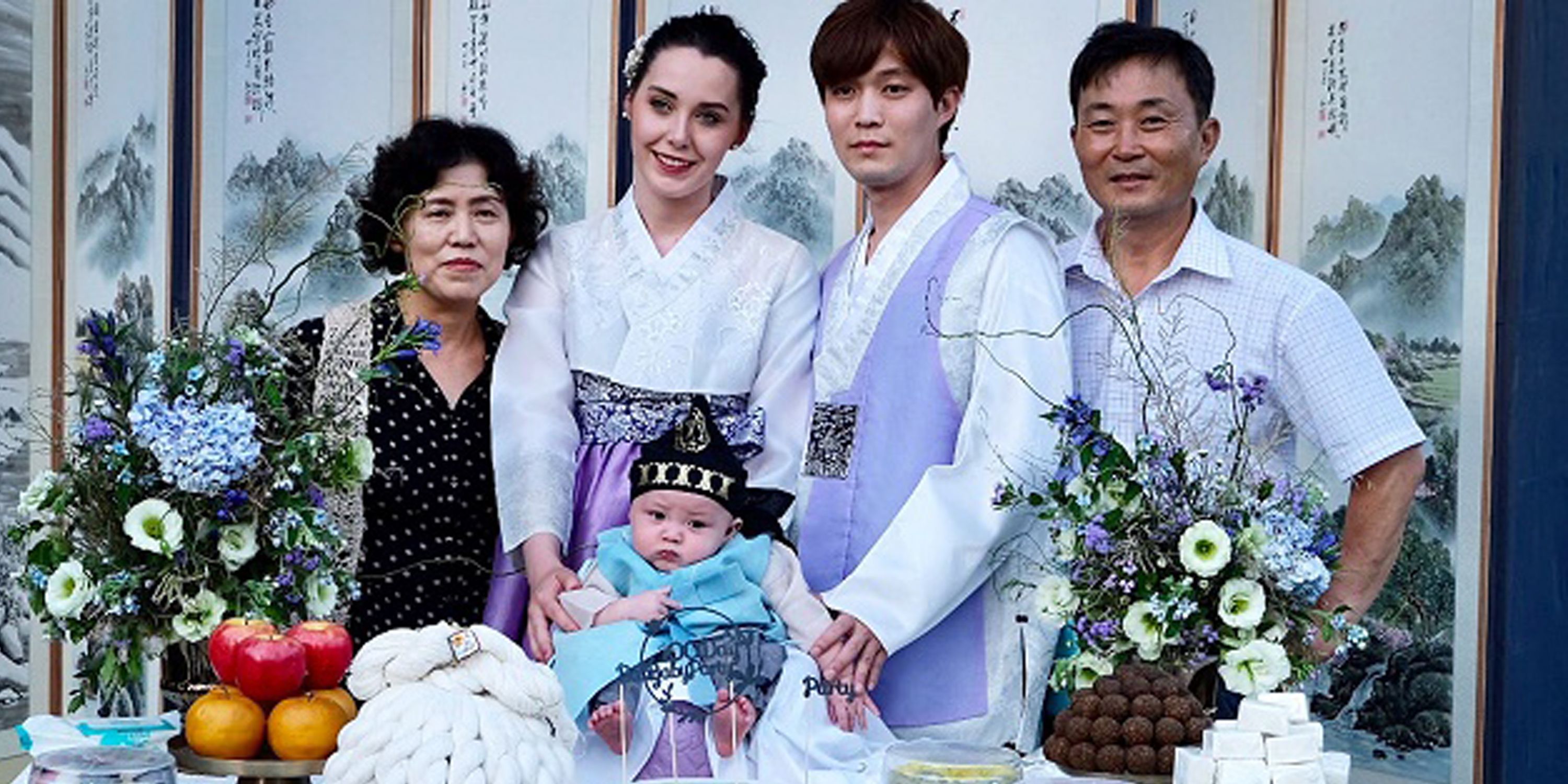 Deavan Clegg do 90 Day Fiancé com Jihoon Lee e sua família na comemoração dos 100 dias de Taeyang