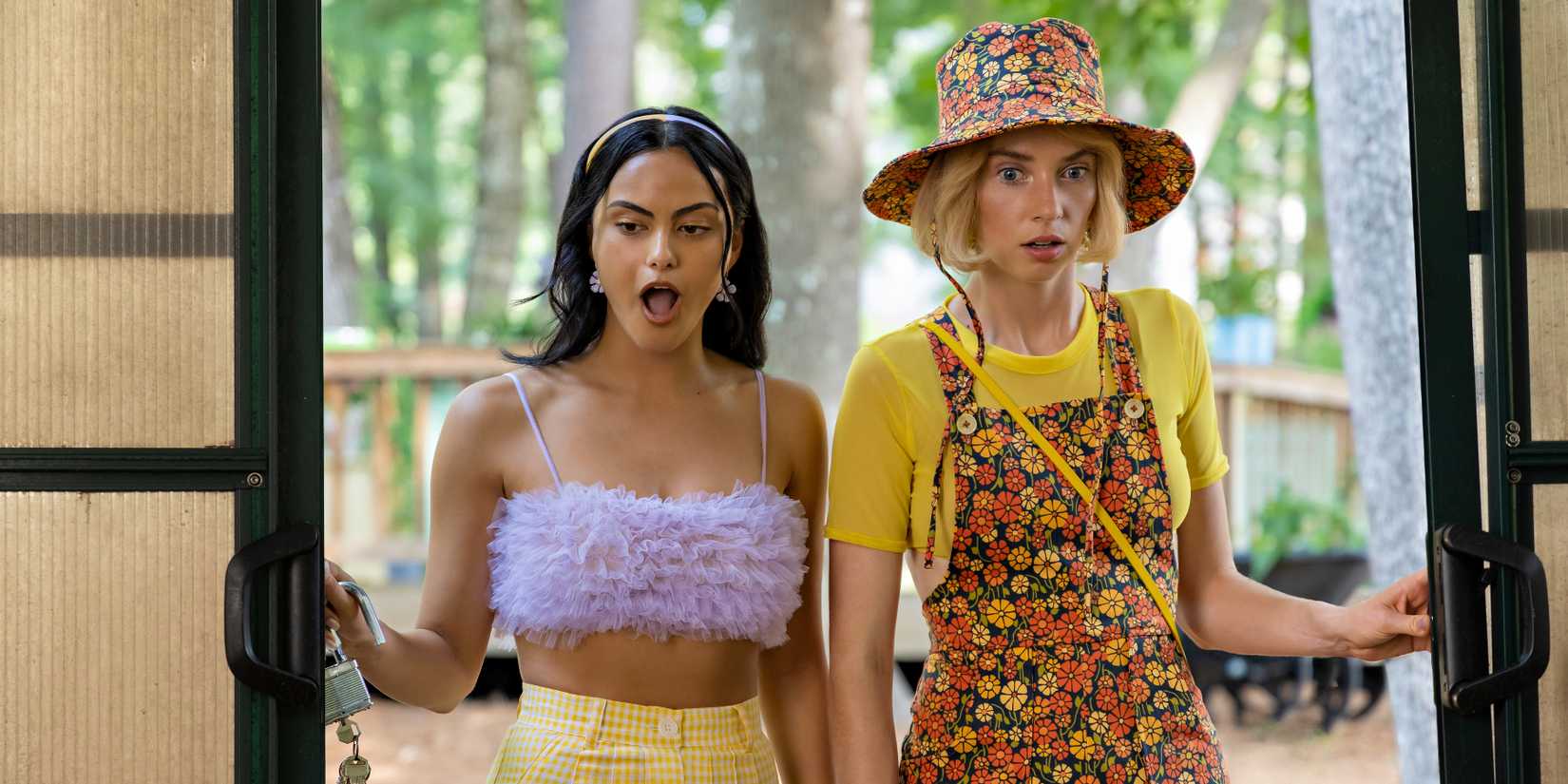 Camila Mendes e Maya Hawke em Do Revenge