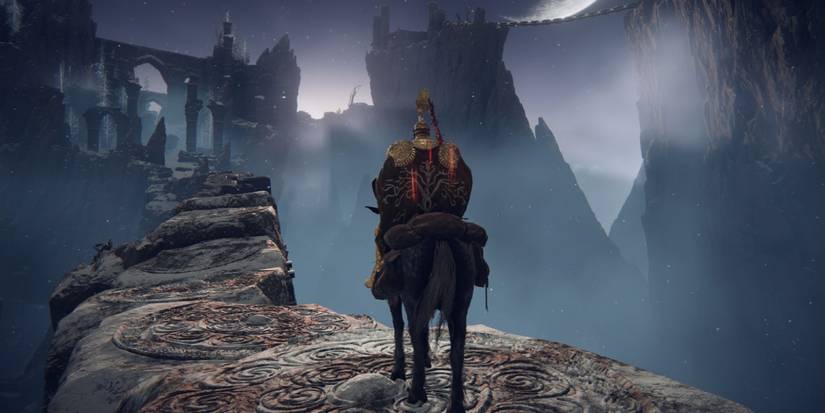 Потертый в седле, смотрит на область "Вершины гигантов" в Elden Ring