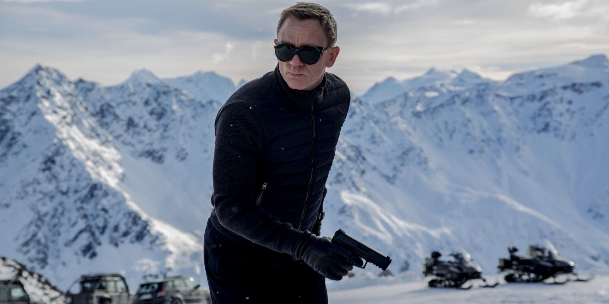 James Bond parado na neve com uma arma em Spectre
