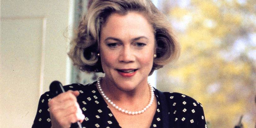 Беверли (Кэтрин Тунер) с ножом в фильме Serial Mom