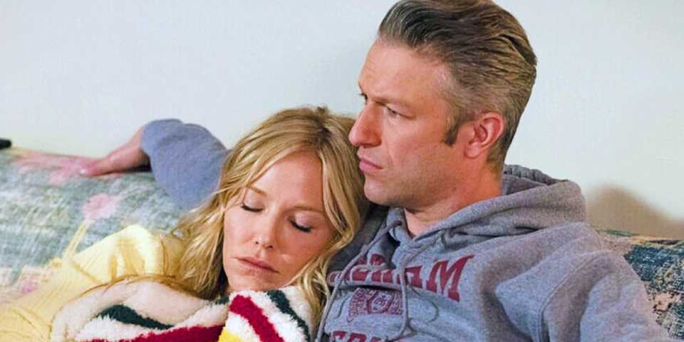 Аманда Роллинс спит на плече Сонни Кариси в "Закон и порядок: SVU"