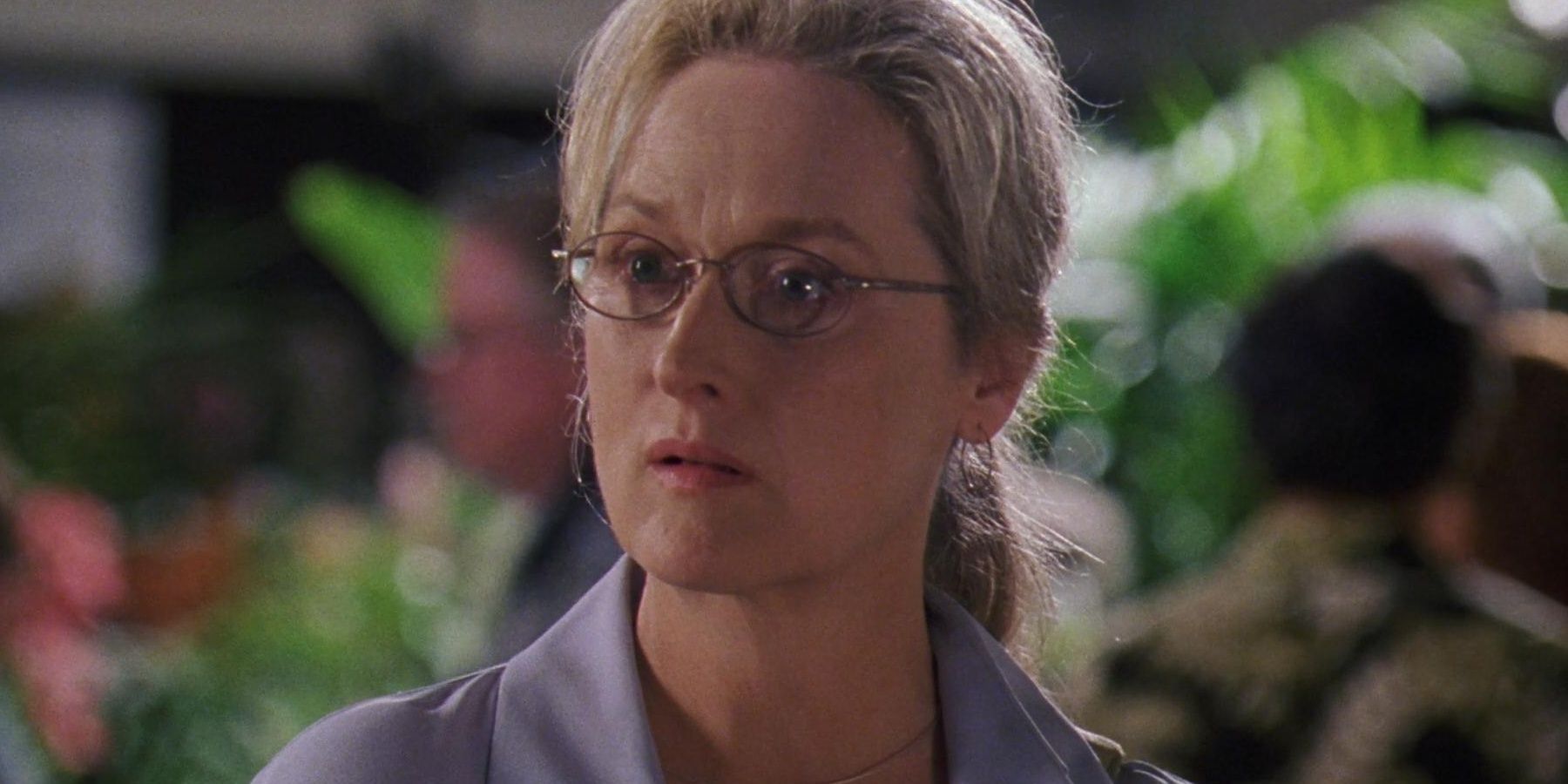 Meryl Streep olhando de lado em Adaptation 