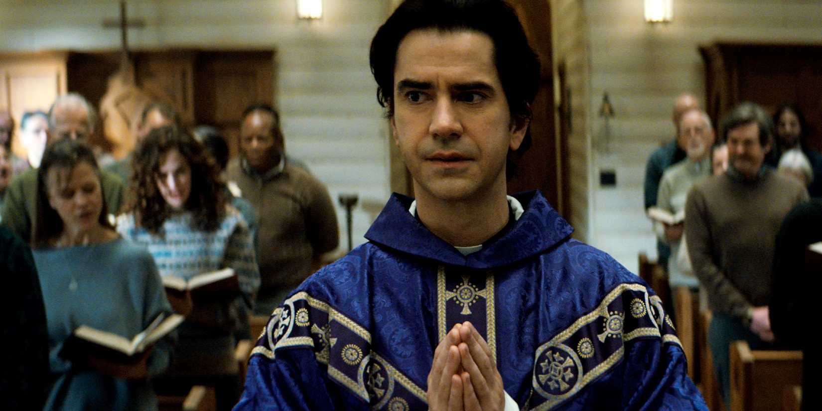 Hamish Linklater como padre Paul Hill orando na igreja na missa da meia -noite