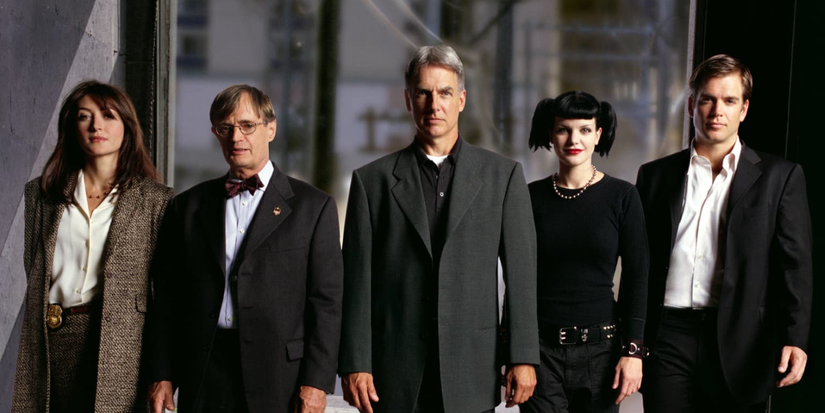 The cast of NCIS season 1 looks on in a promo image