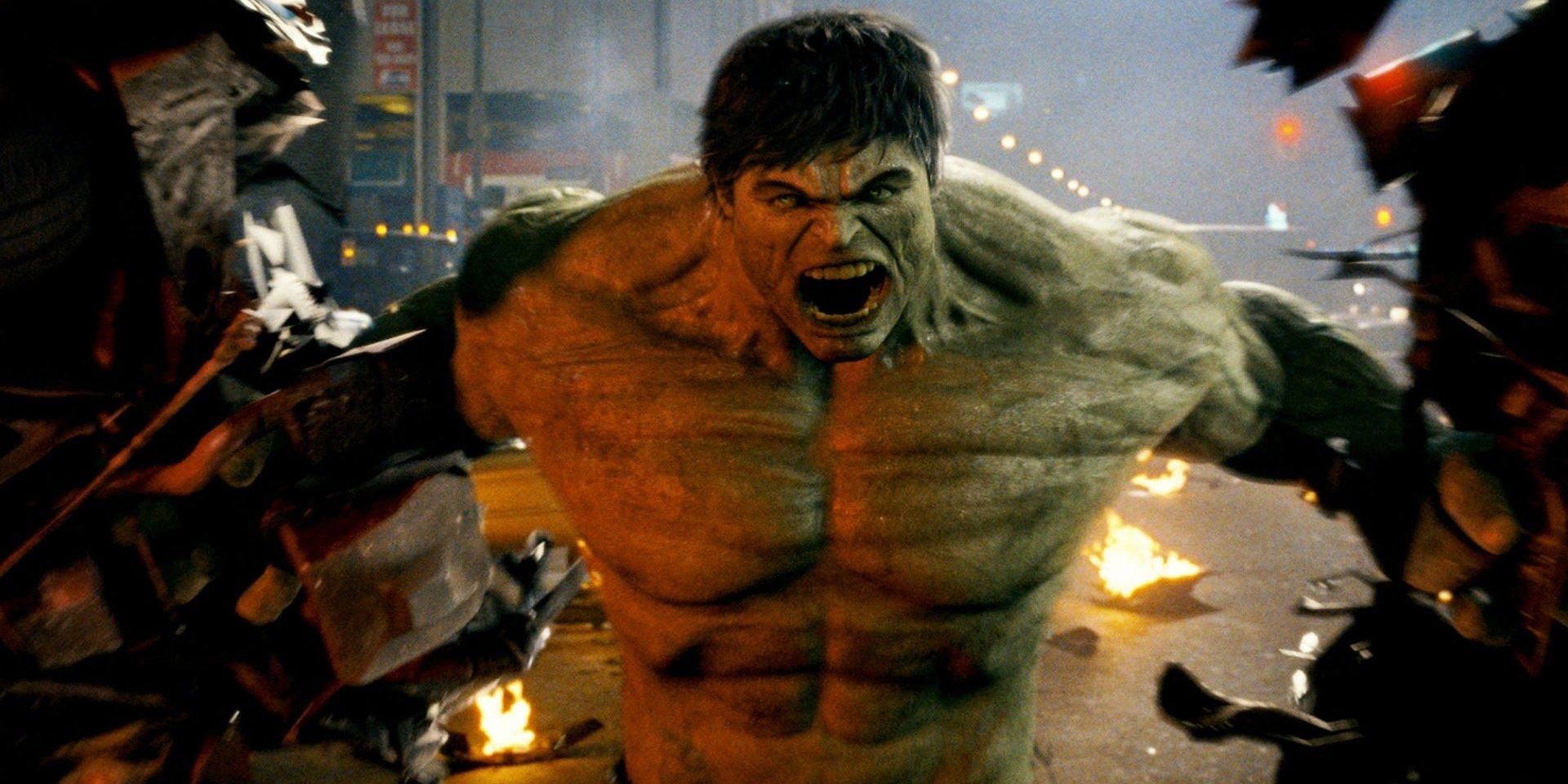 O Hulk destruindo um carro em O Incrível Hulk