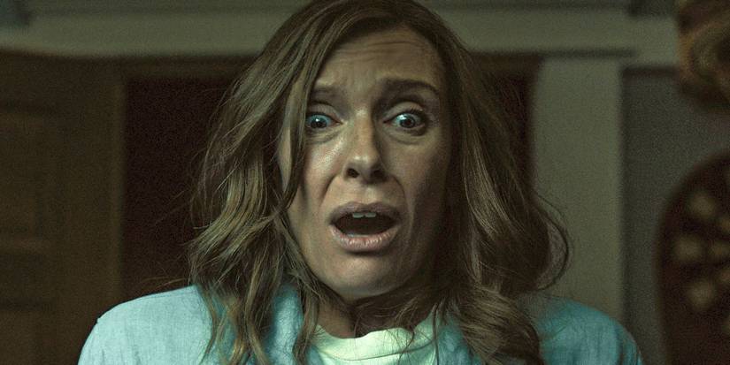 Toni Collette com expressão de horror em Hereditário.