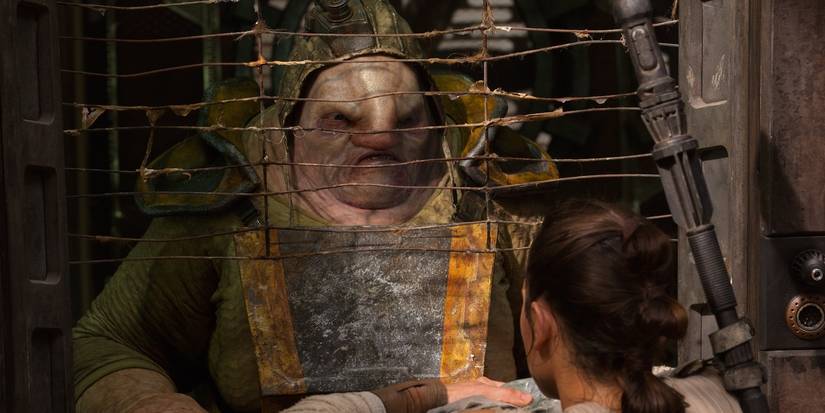Unkar Plutt speaks to Rey in The Force Awakens