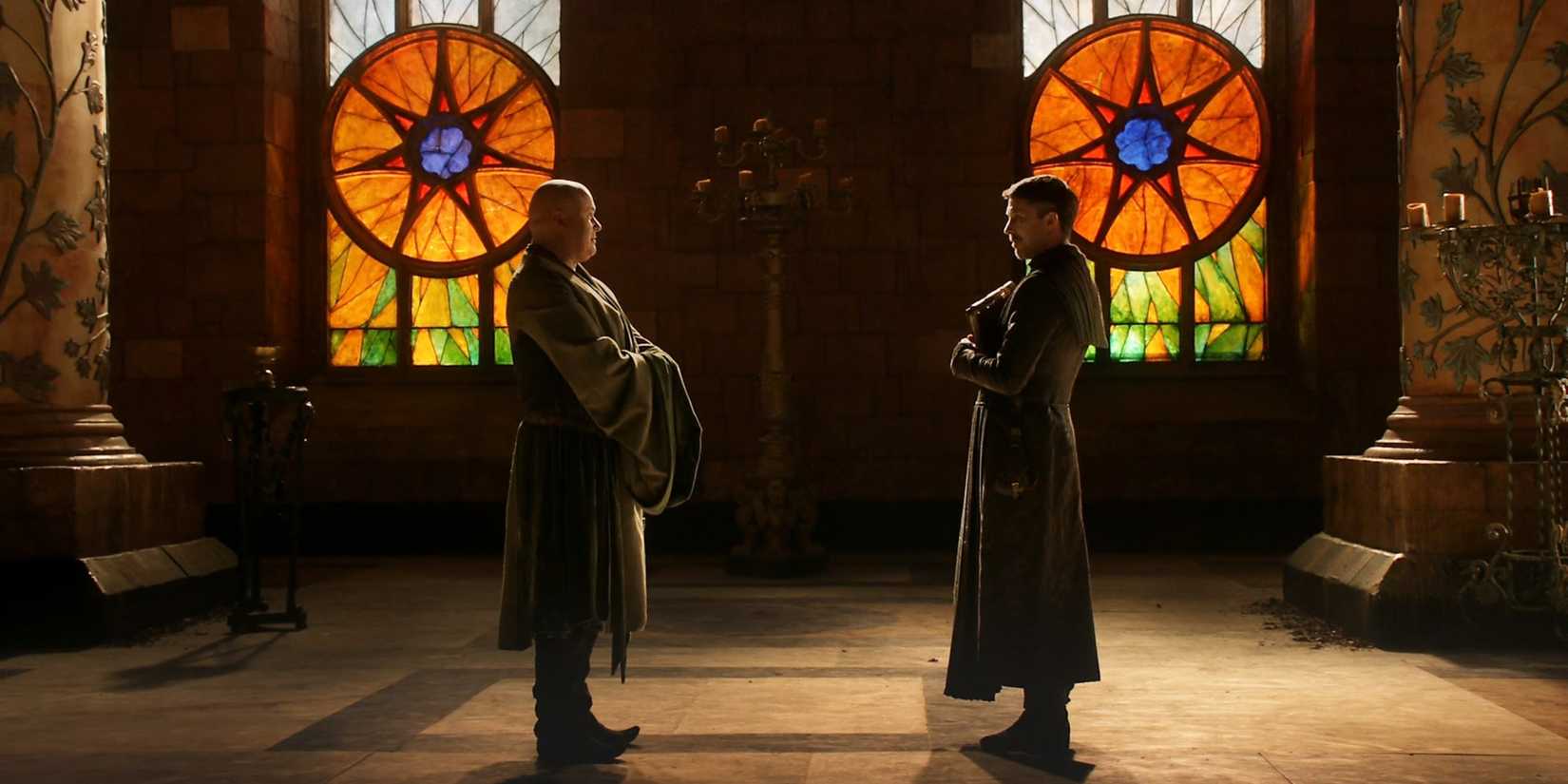 Varys e Mindinho em uma conversa tensa em Game of Thrones.