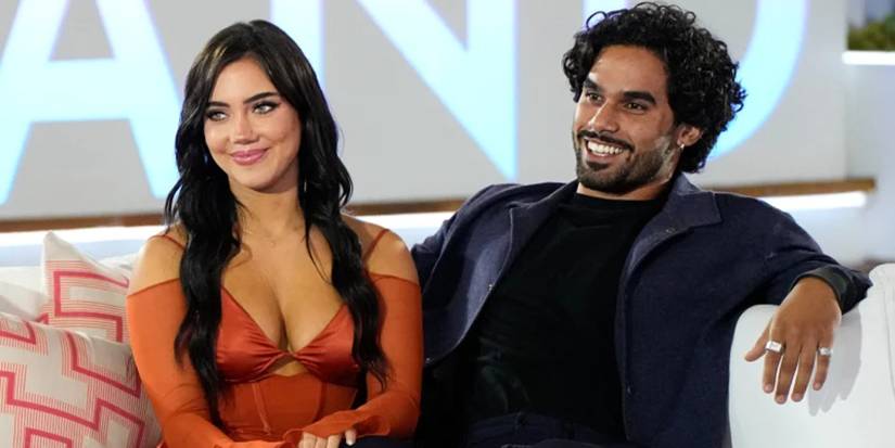 Kat and Jared on the sofa together on Love Island USA