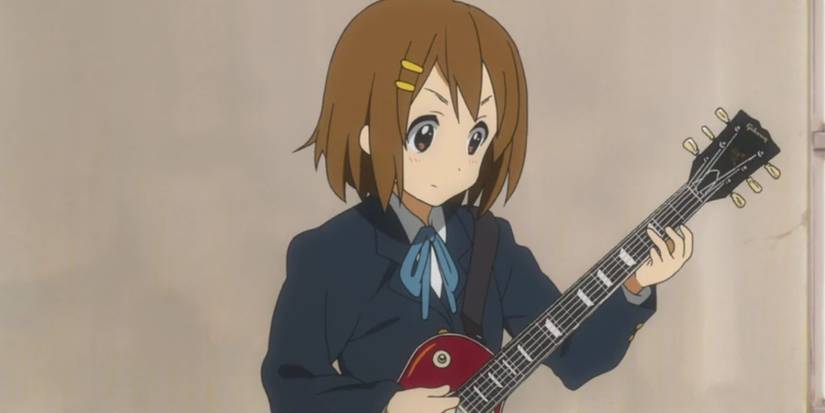 Yui Hirasawa do K-ON tocando guitarra.