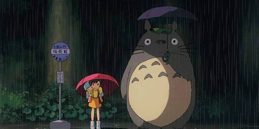 Satsuke và Totoro đứng dưới mưa, che ô.