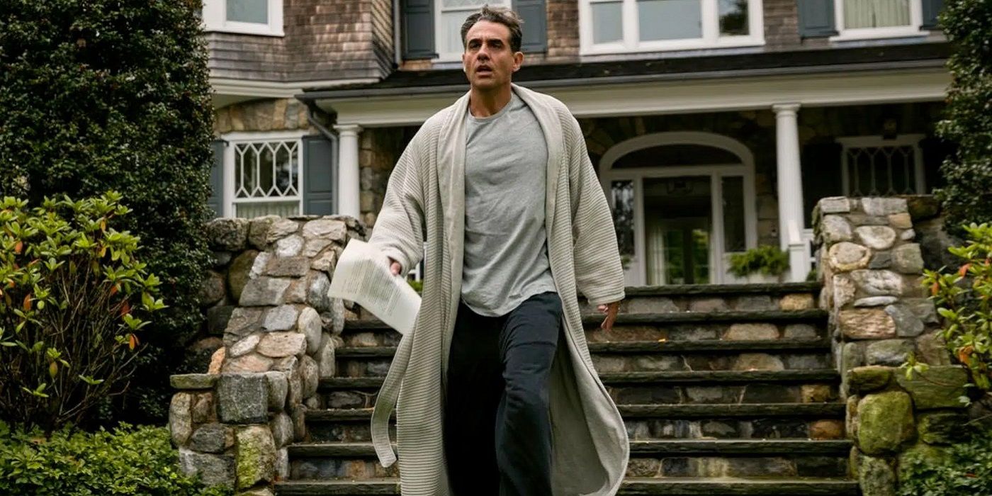 Dean Brannock fuori dalla sua casa ne The Watcher