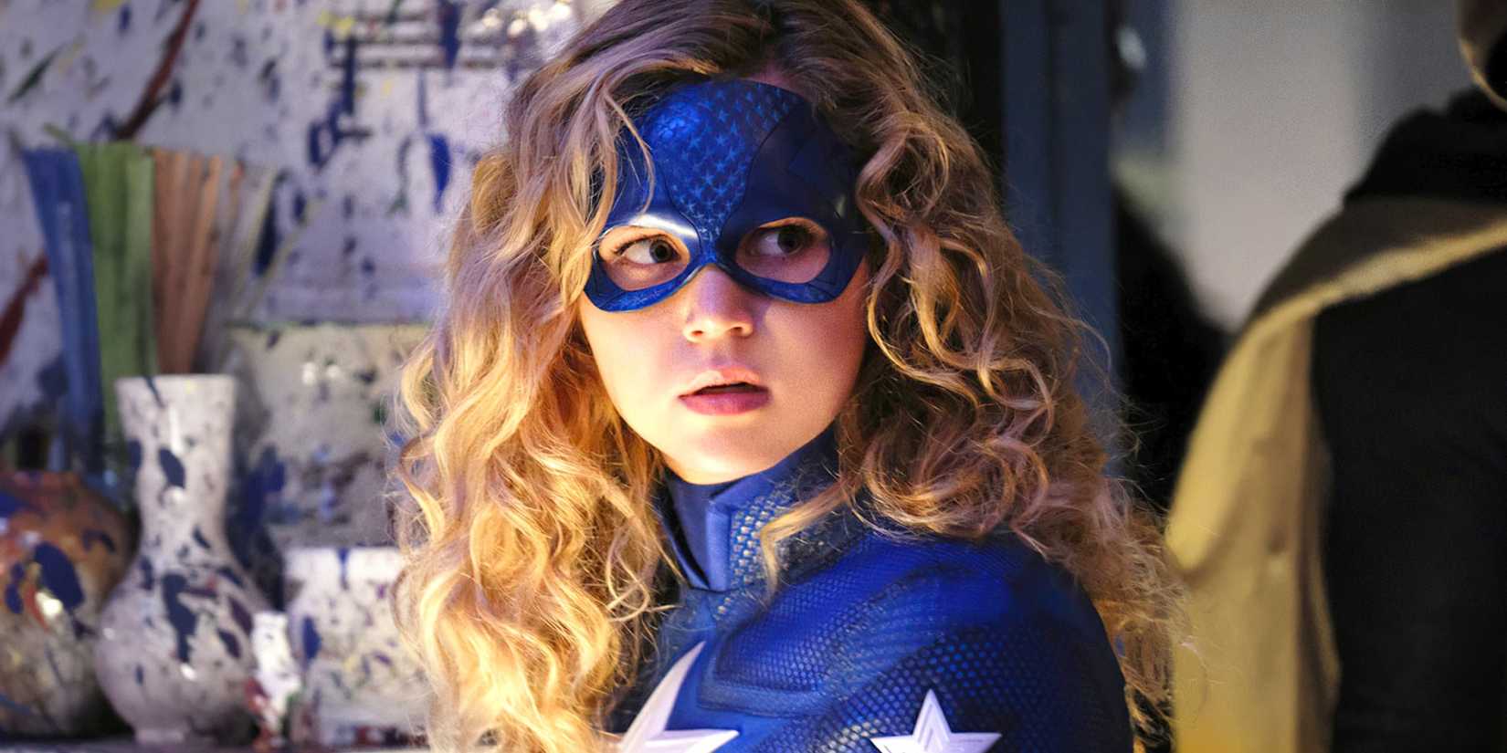 Brec Bassinger como Stargirl na série da CW DC.