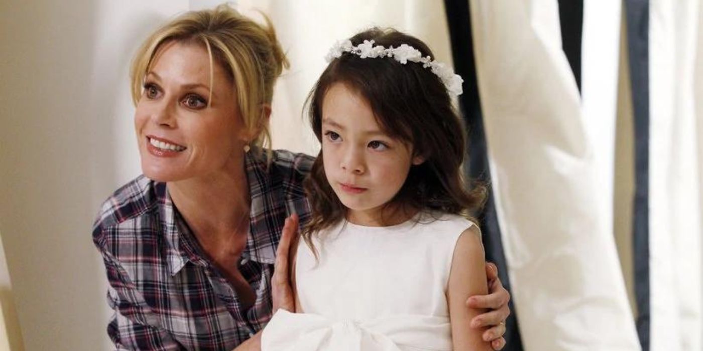 Claire membantu Lily dengan gaunnya di Keluarga Modern