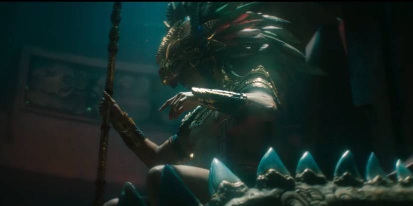 Намор сидит на своем троне в фильме "Черная Пантера: Возвращение".