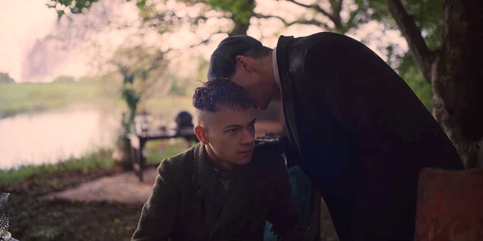 Conrad Khan como Duke Shelby e Cillian Murphy como Tommy Shelby na 6ª temporada de Peaky Blinders