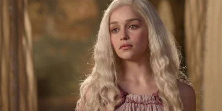 Daenerys Targaryen (Emilia Clarke) looking to the distance in season 1 of Game of Thrones.