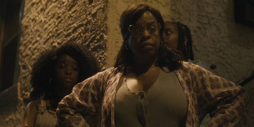 Гленда Кливленд стоит, сложив руки на бедрах