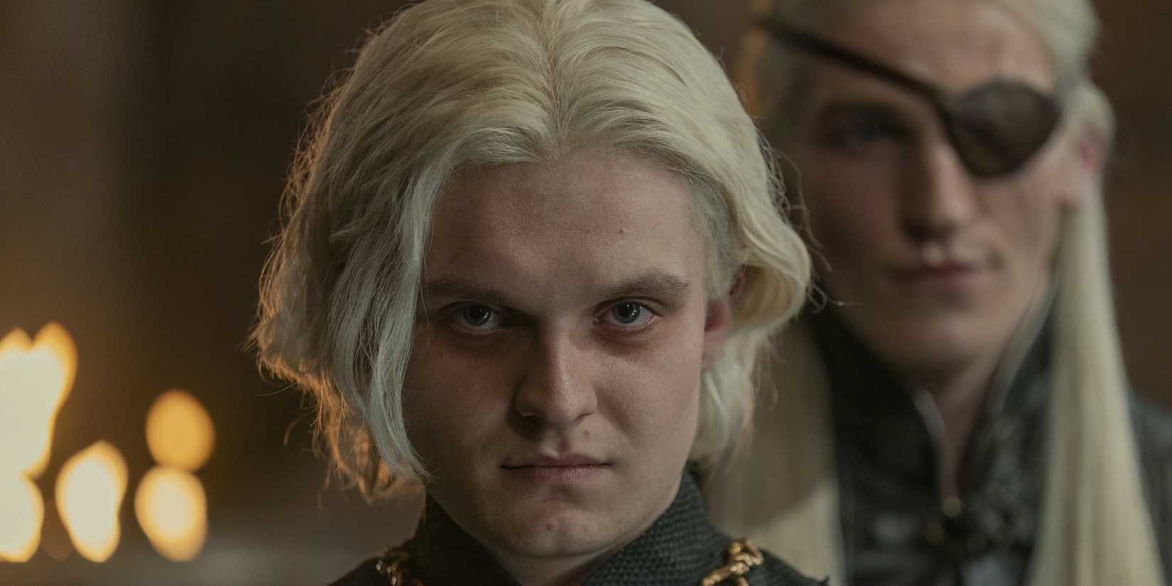 Aemond atrás de Aegon na casa do dragão