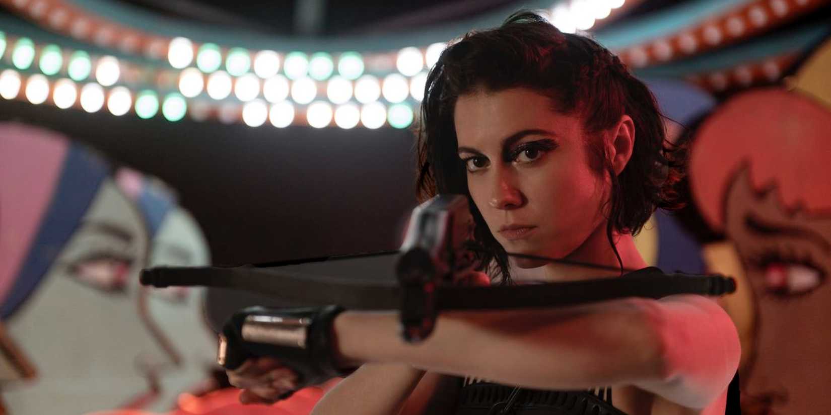 Huntress mirando sua besta em Aves de Rapina (2020)