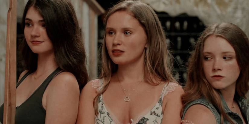 Джодс, Амма и Келси стоят вместе в Sharp Objects