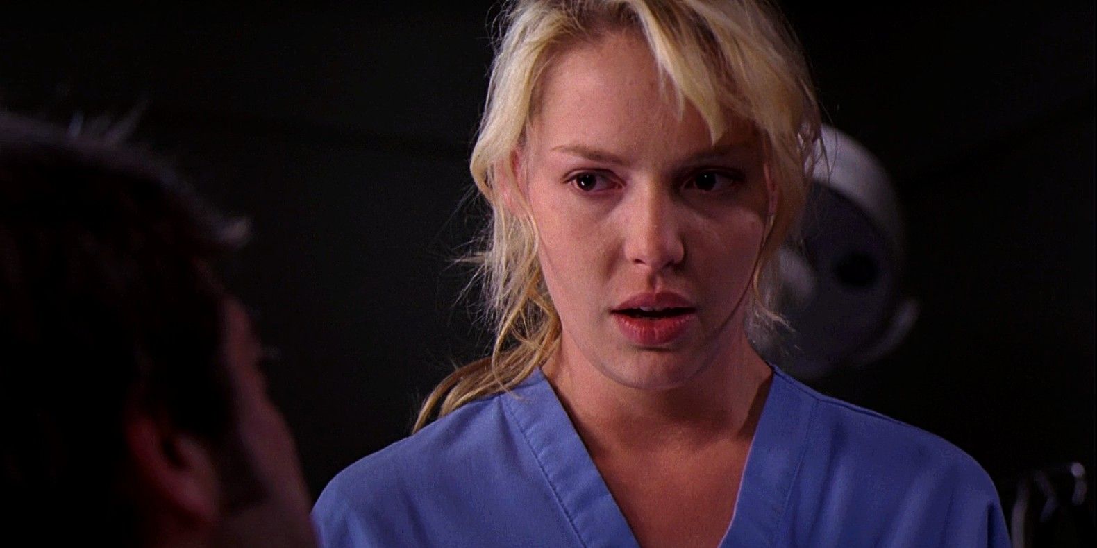 Katherine Heigl as Izzie Stevens talking to a patient in Grey's Anatomy season 2