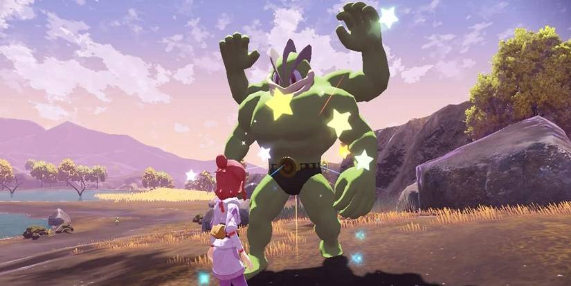 Um machamp brilhante elevando-se sobre o jogador em Pokémon Legends Arceus.