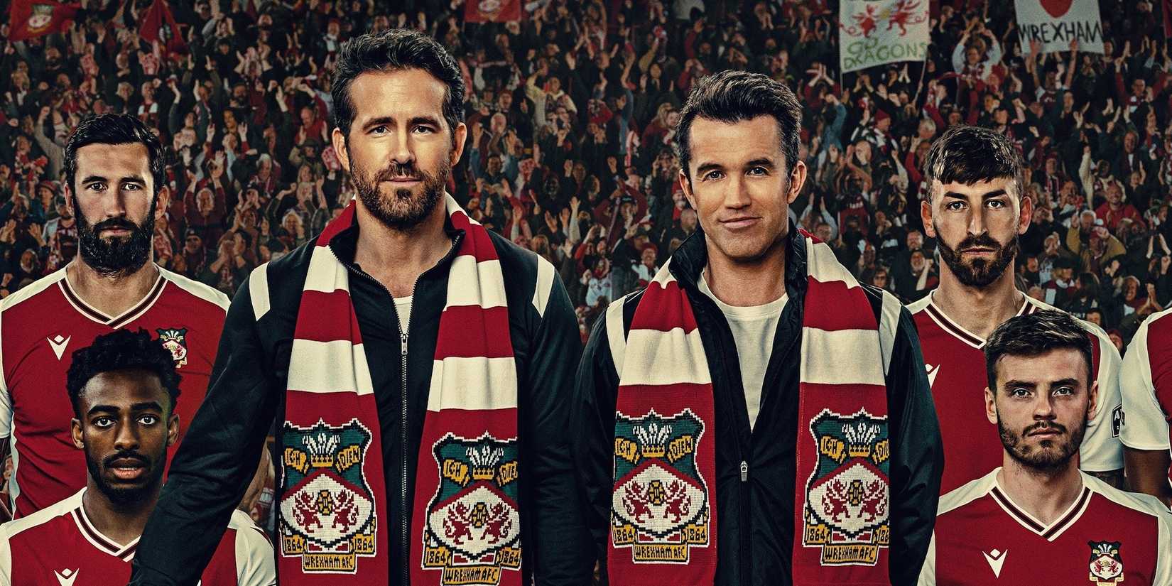 Rob McElhenney e Ryan Reynolds em campo com o time do Wrexham AFC