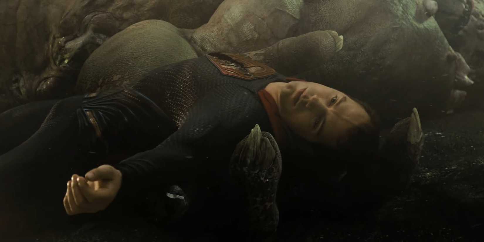 Superman deitado morto na palma do Apocalypse em Batman vs. Superman: A Origem da Justiça (2016)