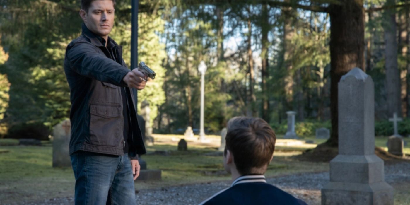 Supernatural Dean segurando Jack sob a mira de uma arma