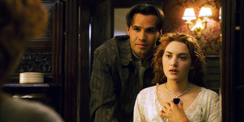 Titanic Detail Hints Rose Was Wearing The Necklace The Entire Time titanic-detail-hints-rose-was-wearing-the-necklace-the-entire-time