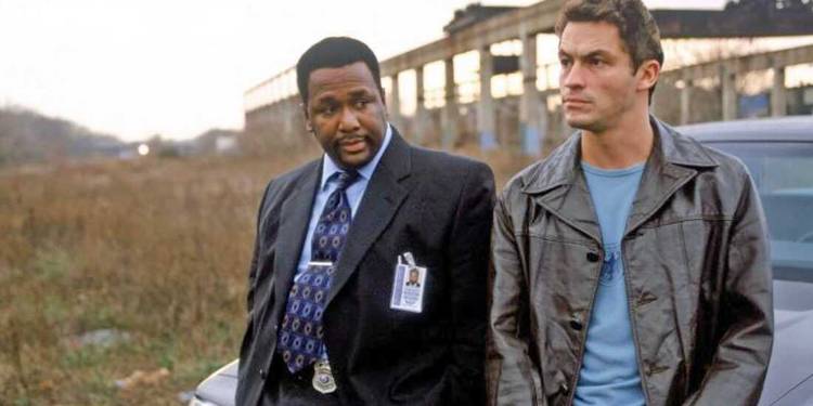 Moreland and McNulty sit by a car in The Wire