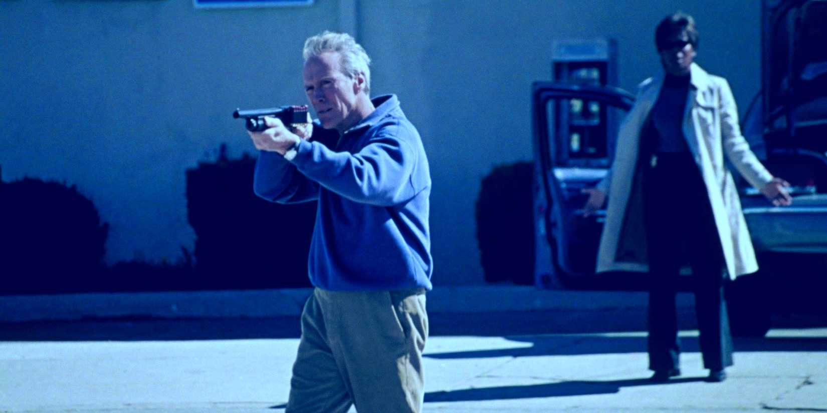 Clint Eastwood as McCaleb shooting a sH๏τgun in Blood Work