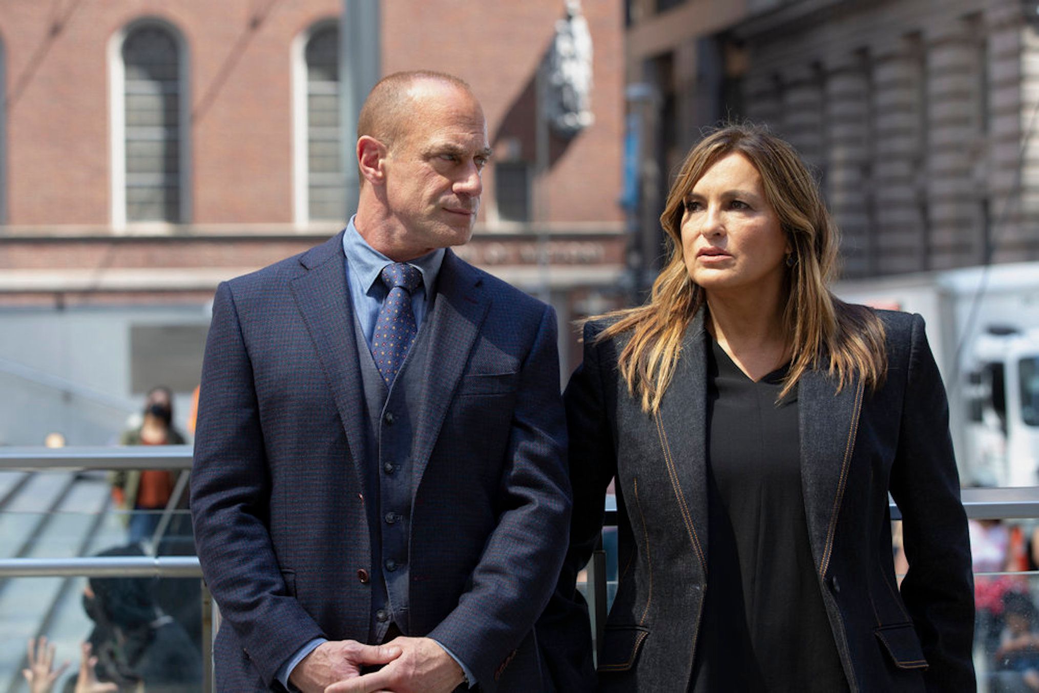 Ley y orden: La temporada 26 de SVU duplica el giro romántico de Benson y Stabler en el final de la temporada 25