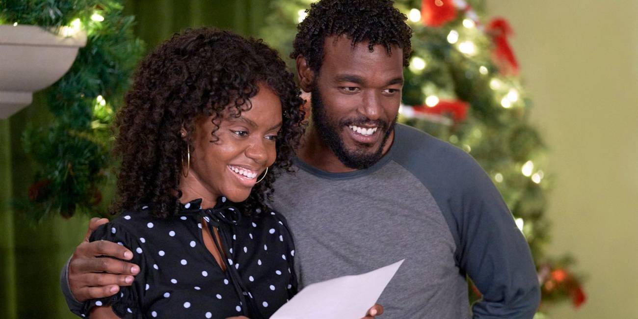 Casal se abraçando em uma igreja no Natal em Christmas In Harmony da Hallmark.