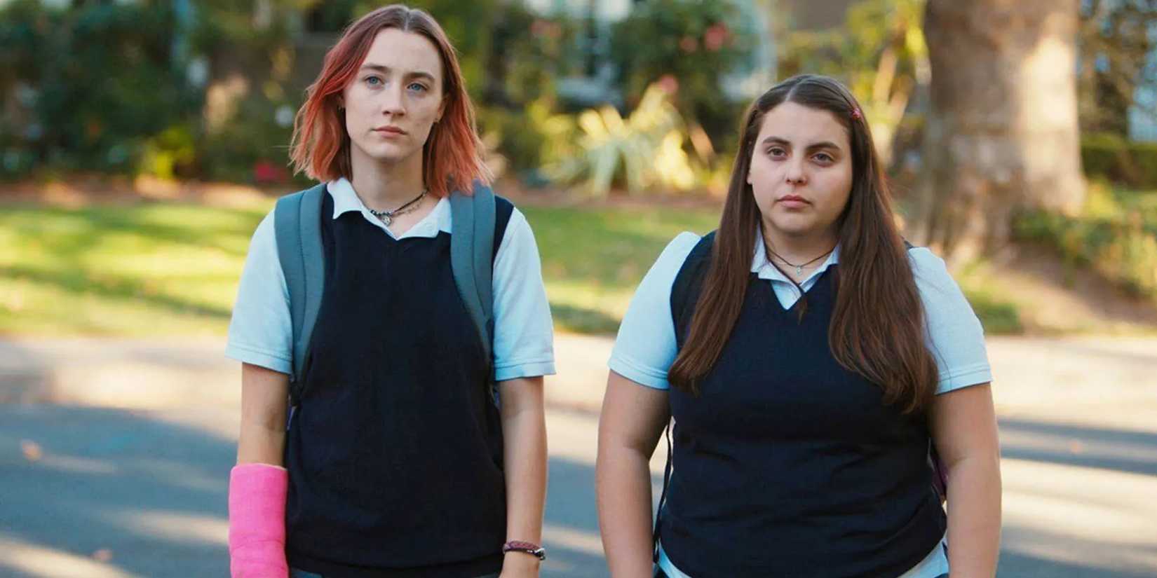 Christine (Saoirse Ronan) e Julie (Beanie Feldstein) caminhando na escola em Lady Bird