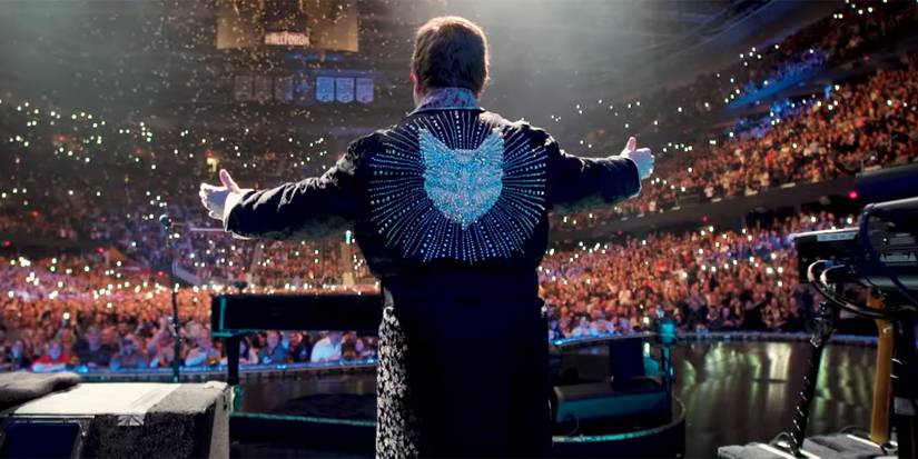 Elton John begrüßt Menschenmenge