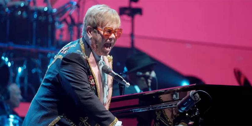 Elton John за пианино