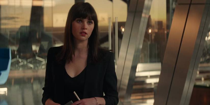 Felicity Jones als Felicia Hardy in The Amazing Spider-Man 2 blickt aus dem Off